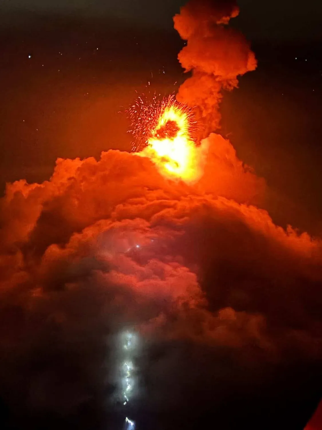El Volcán de Fuego en erupción entre nubes rojas