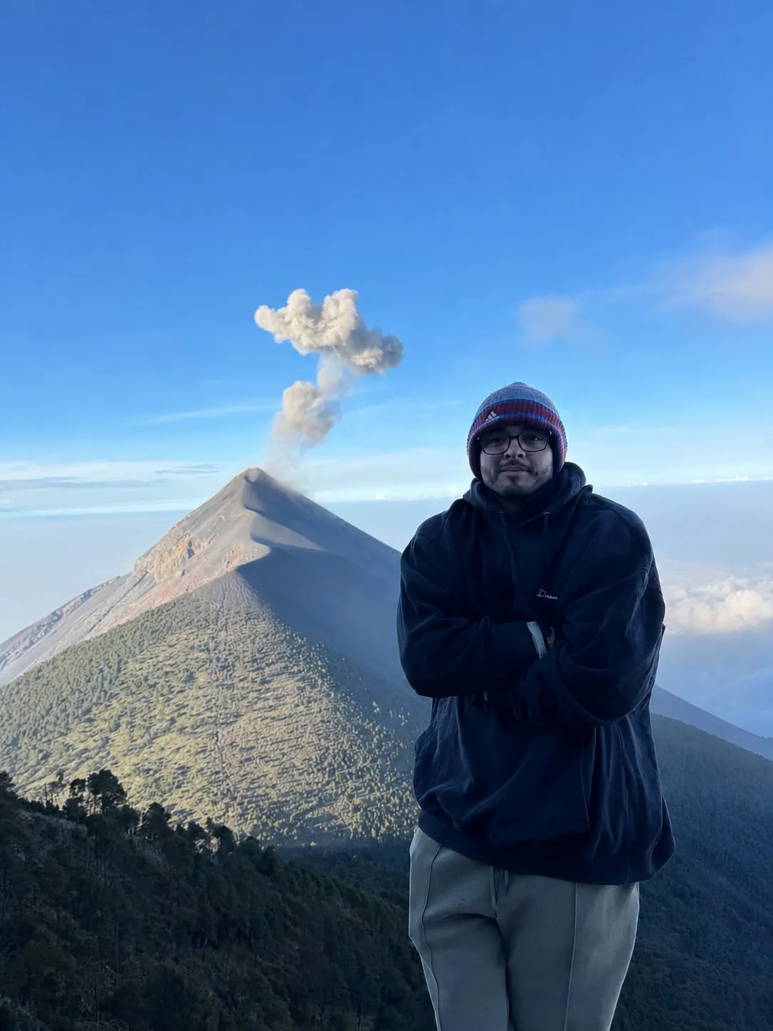 Sebastián en el campamento frente al Volcán de Fuego
